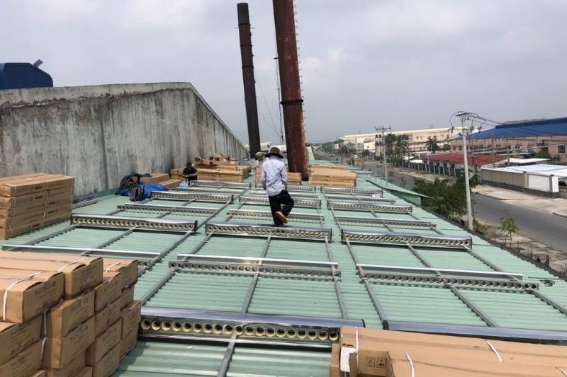 thi công hệ thống nước nóng năng lượng mặt trời cho xưởng sản xuất