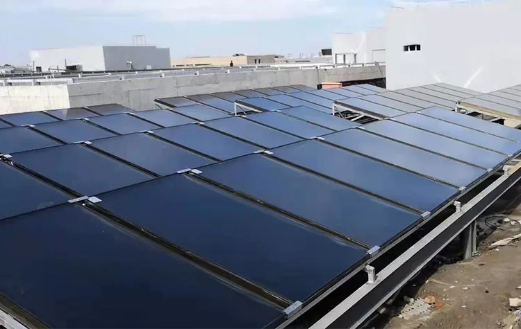 Đường ống kết nối bộ thu của hệ thống nước nóng cho nhà máy vận hành nhiều ca