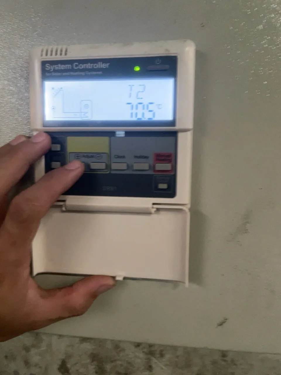 Bộ điều khiển hiển thị nhiệt độ T2 trong bồn bảo ôn 70,5 độ C